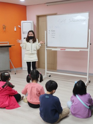 e_2022-3-24-영어그림책놀이 (2).JPG