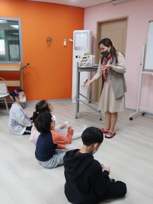 e_2022-4-7-영어그림책놀이 (3).JPG