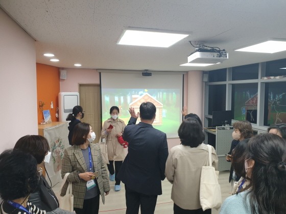 e_222-10-14 도서관대회 방문 (6).jpg