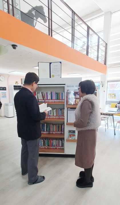 s_24-02-17 국회도서기증_이달곤의원 (2).jpg